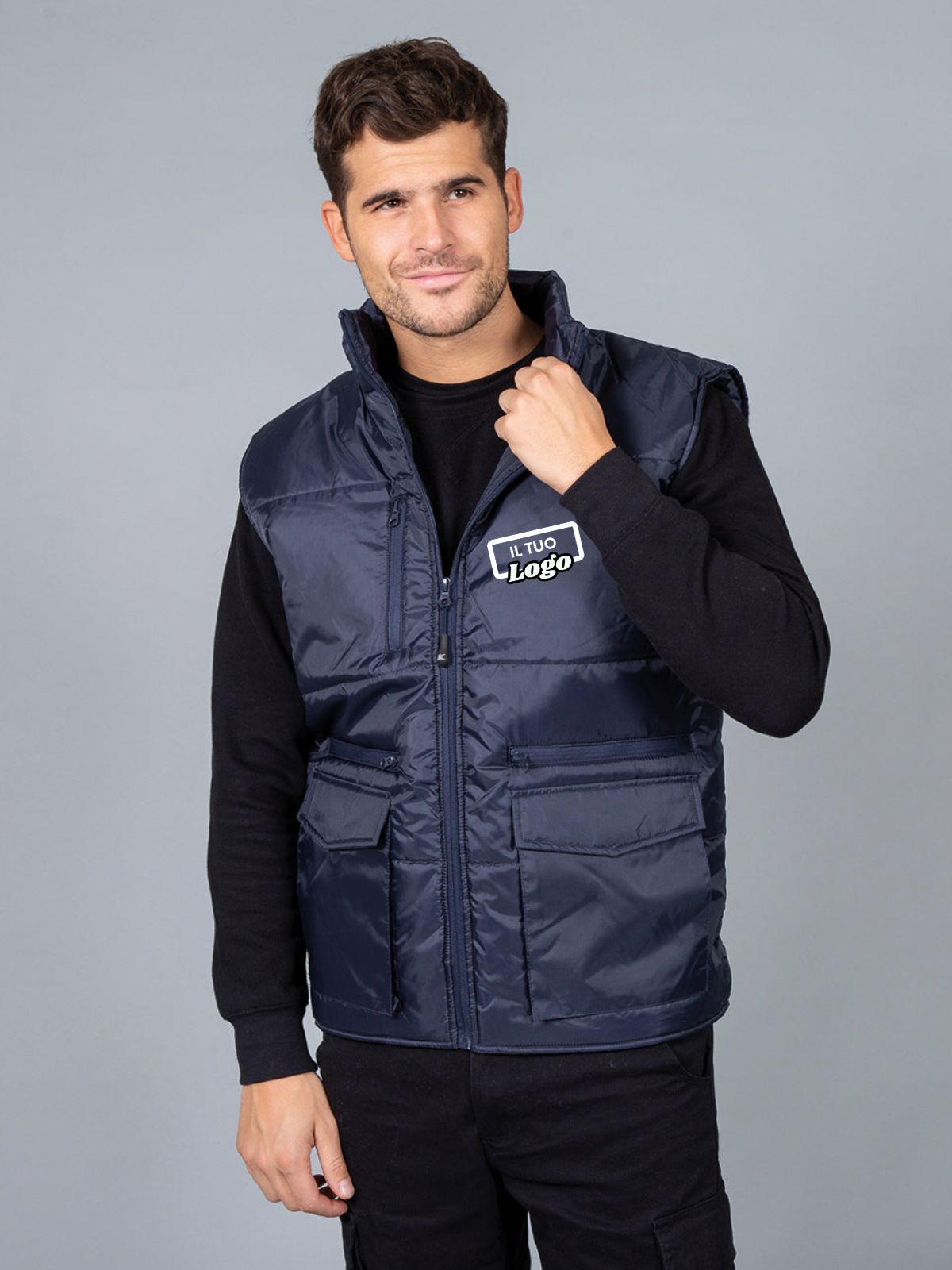 GILET UOMO IMPERMEABILE MULTITASCHE CON LOGO STAMPATO LATO CUORE